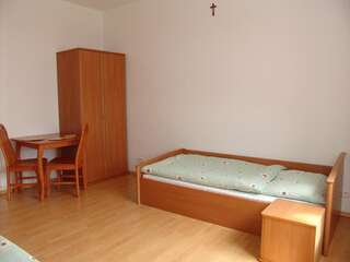 Курортные отели Dom Pielgrzyma Góra Świętej Anny Двухместный номер с 1 кроватью и собственной ванной комнатой-5